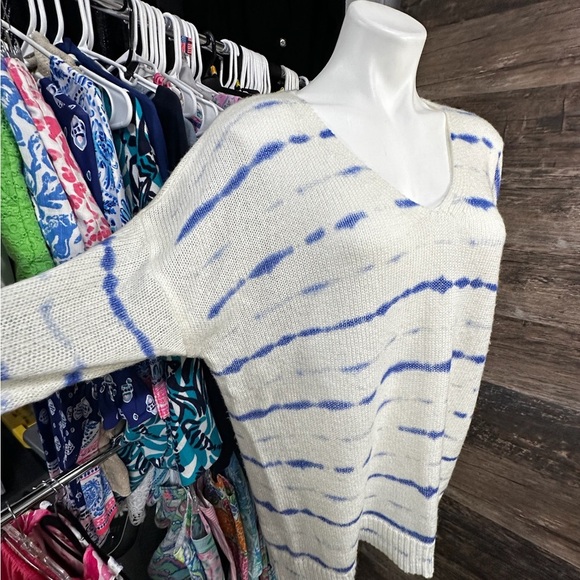 Jennifer Lopez White and Blue V-Neck Sweater with Artistic Stripes - Picture 5 of 7